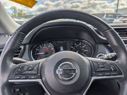 Used 2017 Nissan Rogue SV w/ SV Premium Package AWD/4WD image 11