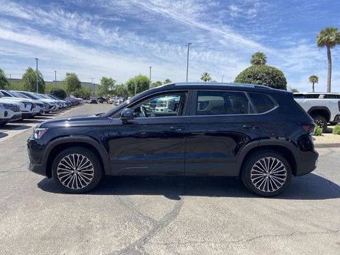 Used 2025 Volkswagen Taos SE FWD image 4