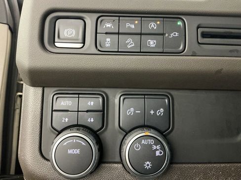 Used 2022 Chevrolet Tahoe Z71 w/ Luxury Package AWD/4WD image 28