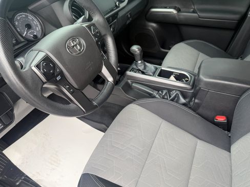 Used 2022 Toyota Tacoma TRD Off-Road AWD/4WD image 15