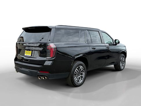 Used 2025 Chevrolet Suburban Z71 AWD/4WD image 5