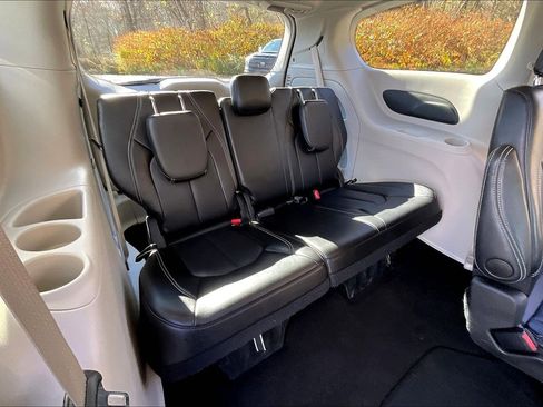 Certified 2024 Chrysler Pacifica Touring-L image 24