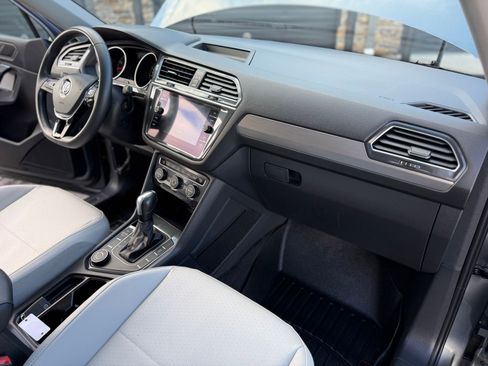Used 2020 Volkswagen Tiguan SE image 31