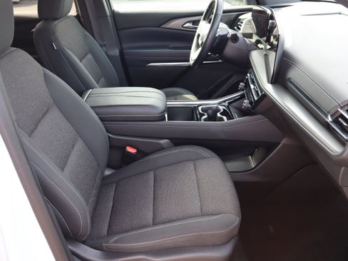 Used 2025 Chevrolet Traverse LT FWD image 37