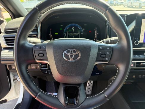 Used 2025 Toyota Camry SE FWD image 12