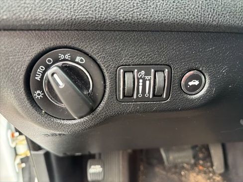 Used 2018 Chrysler 300 Touring w/ Sport Appearance Package image 13