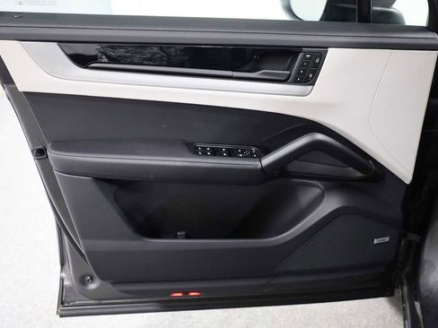 Certified 2025 Porsche Cayenne image 16