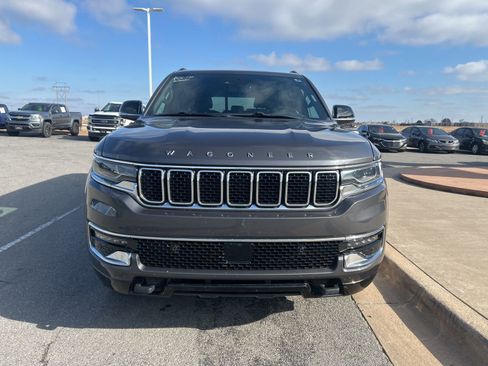 Used 2023 Jeep Wagoneer Base w/ Premium Group I image 2