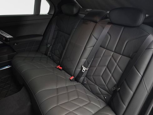 New 2026 BMW 750e xDrive w/ Executive Package image 14