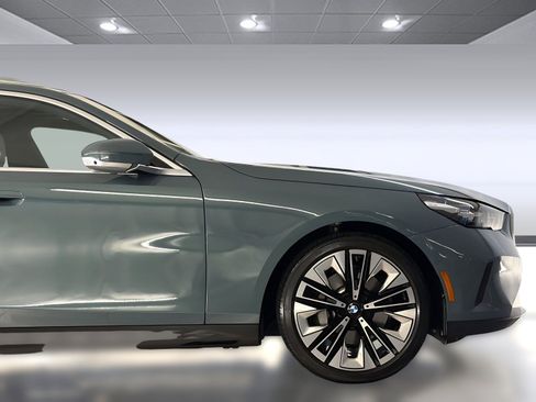 Used 2025 BMW 530i w/ Premium Package RWD image 35