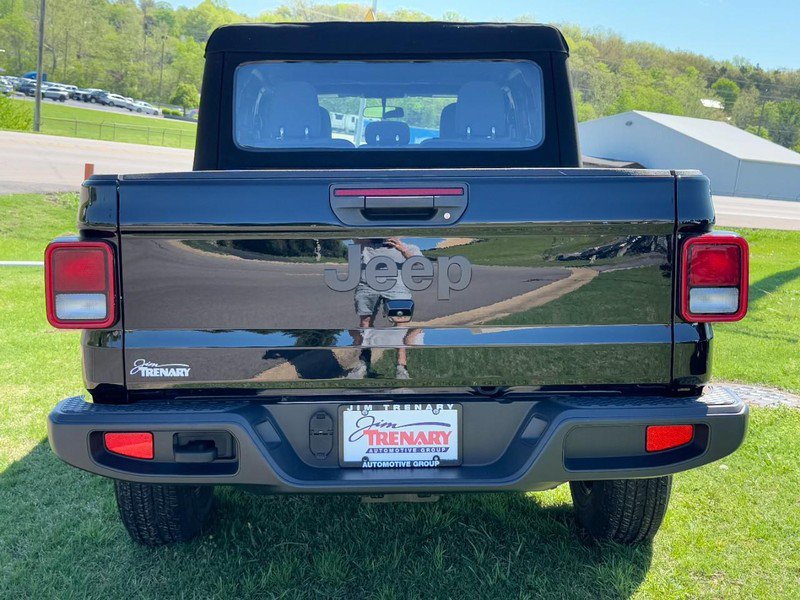 Used 2024 Jeep Gladiator Sport AWD/4WD image 4