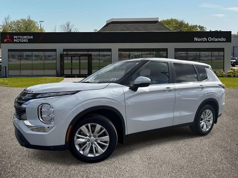 Used 2025 Mitsubishi Outlander ES FWD image 1