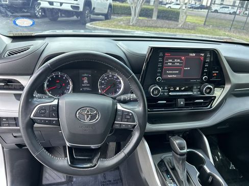 Used 2021 Toyota Highlander LE AWD/4WD image 21
