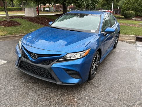Used 2020 Toyota Camry SE w/ Convenience Package FWD image 5