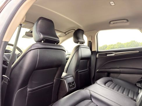 Used 2018 Ford Fusion SE w/ Equipment Group 602A FWD image 17