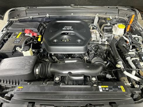 Used 2022 Jeep Wrangler Unlimited Sahara AWD/4WD image 9
