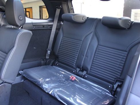 Certified 2025 Land Rover Discovery Dynamic SE image 41