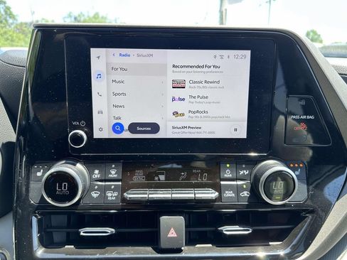 Used 2023 Toyota Highlander XLE AWD/4WD image 23