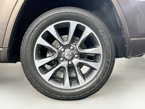 Used 2017 Jeep Grand Cherokee Overland AWD/4WD image 11