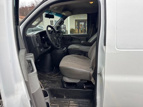 Used 2018 Chevrolet Express 2500 Extended image 10