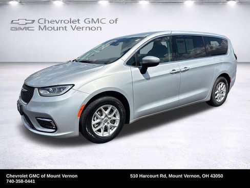 Used 2023 Chrysler Pacifica Touring-L FWD image 2