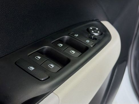 Used 2025 Hyundai Venue SEL FWD image 21