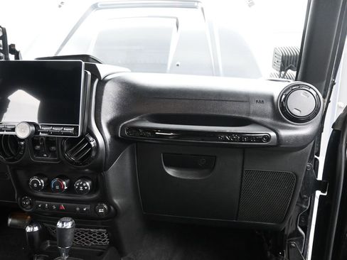 Used 2015 Jeep Wrangler Unlimited Sahara image 15