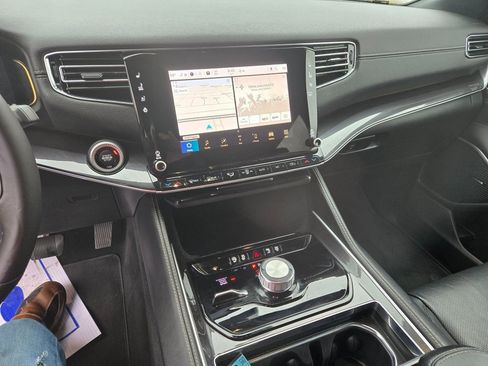 Used 2023 Jeep Wagoneer 4WD w/ Premium Group I image 10