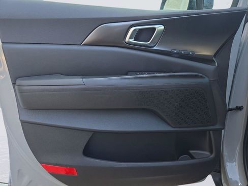 Used 2025 Kia Carnival SX w/ SX Dark Edition Package FWD image 12