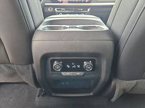 Used 2026 Chevrolet Traverse LT FWD image 17