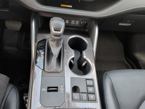 Used 2024 Toyota Highlander Platinum FWD image 24