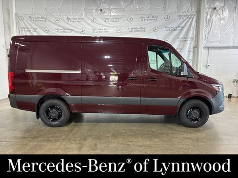 Used 2025 Mercedes-Benz Sprinter 2500 image 3