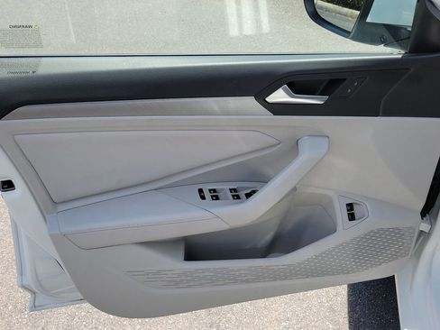 Used 2024 Volkswagen Jetta SE FWD image 16