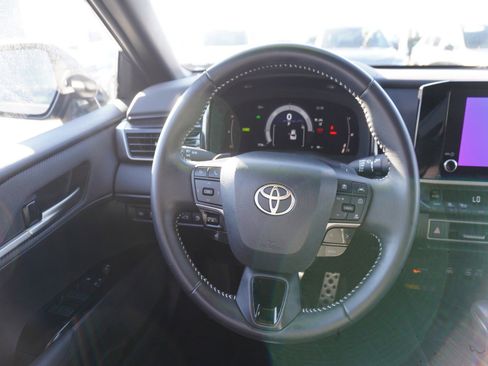 Used 2025 Toyota Camry SE image 14
