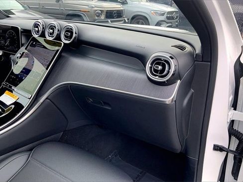 Used 2025 Mercedes-Benz GLC 300 4MATIC image 15