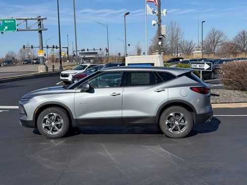 Used 2025 Chevrolet Blazer LT image 2