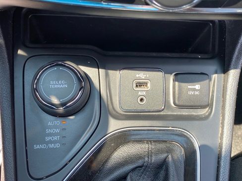 Used 2021 Jeep Cherokee Limited image 13