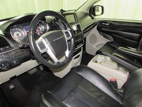 Used 2014 Chrysler Town & Country Touring image 18