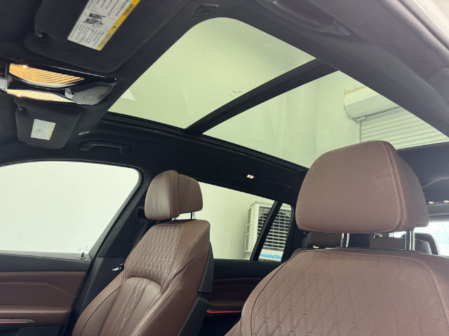 Used 2023 BMW X7 xDrive40i w/ M Sport Package AWD/4WD image 5