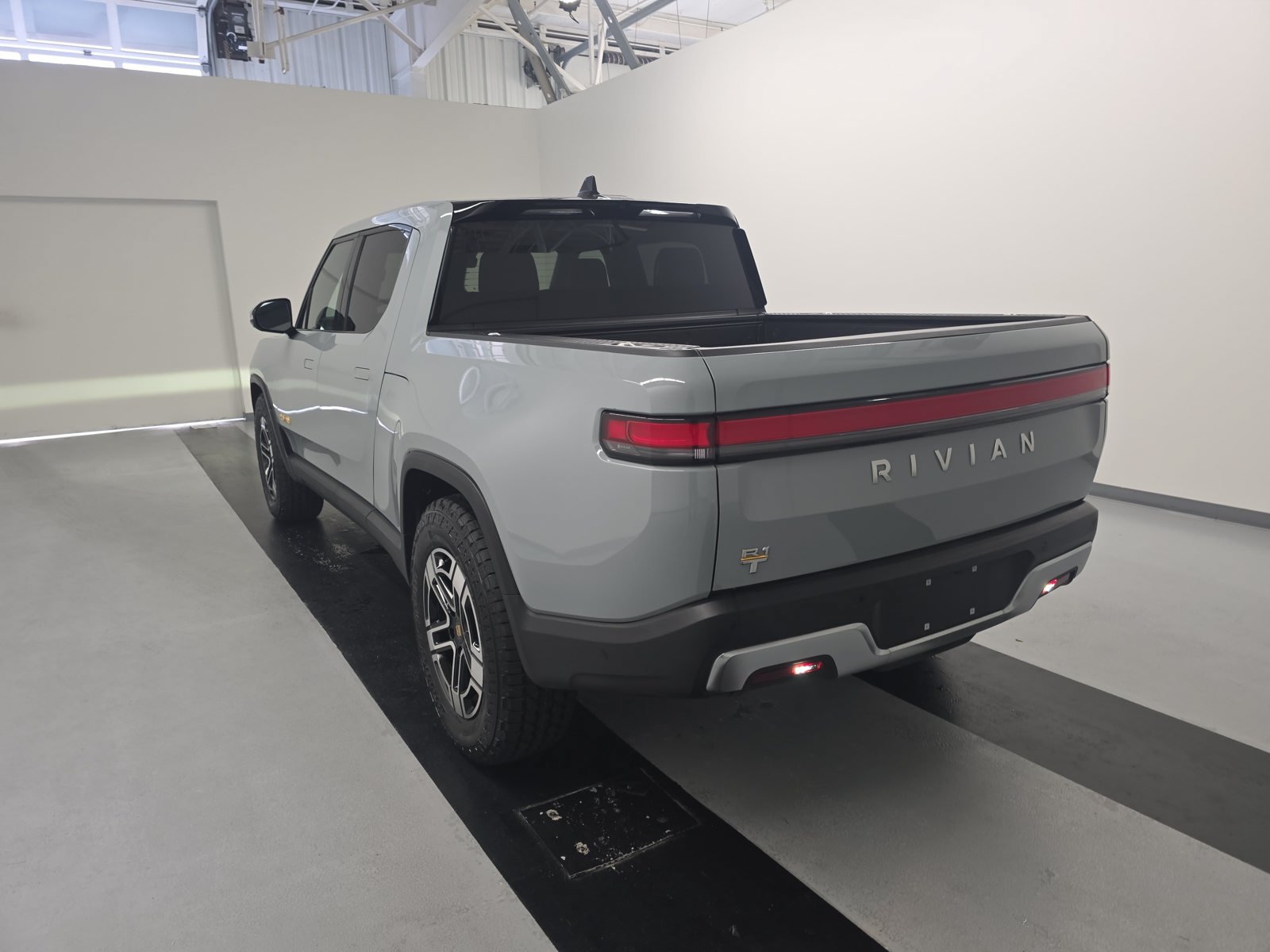 Used 2022 Rivian R1T Adventure AWD/4WD image 3