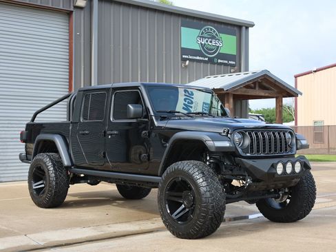 Used 2024 Jeep Gladiator Rubicon w/ Technology Group AWD/4WD image 1