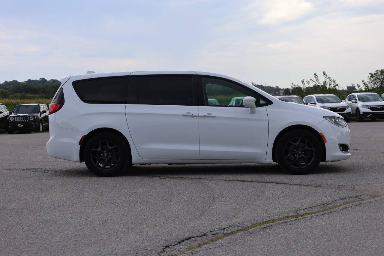 Used 2018 Chrysler Pacifica Touring Plus w/ S Appearance Package FWD image 7