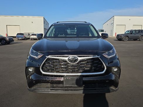 Used 2021 Toyota Highlander XLE AWD/4WD image 2