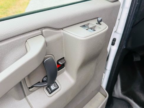 Used 2017 Chevrolet Express 2500 RWD image 14