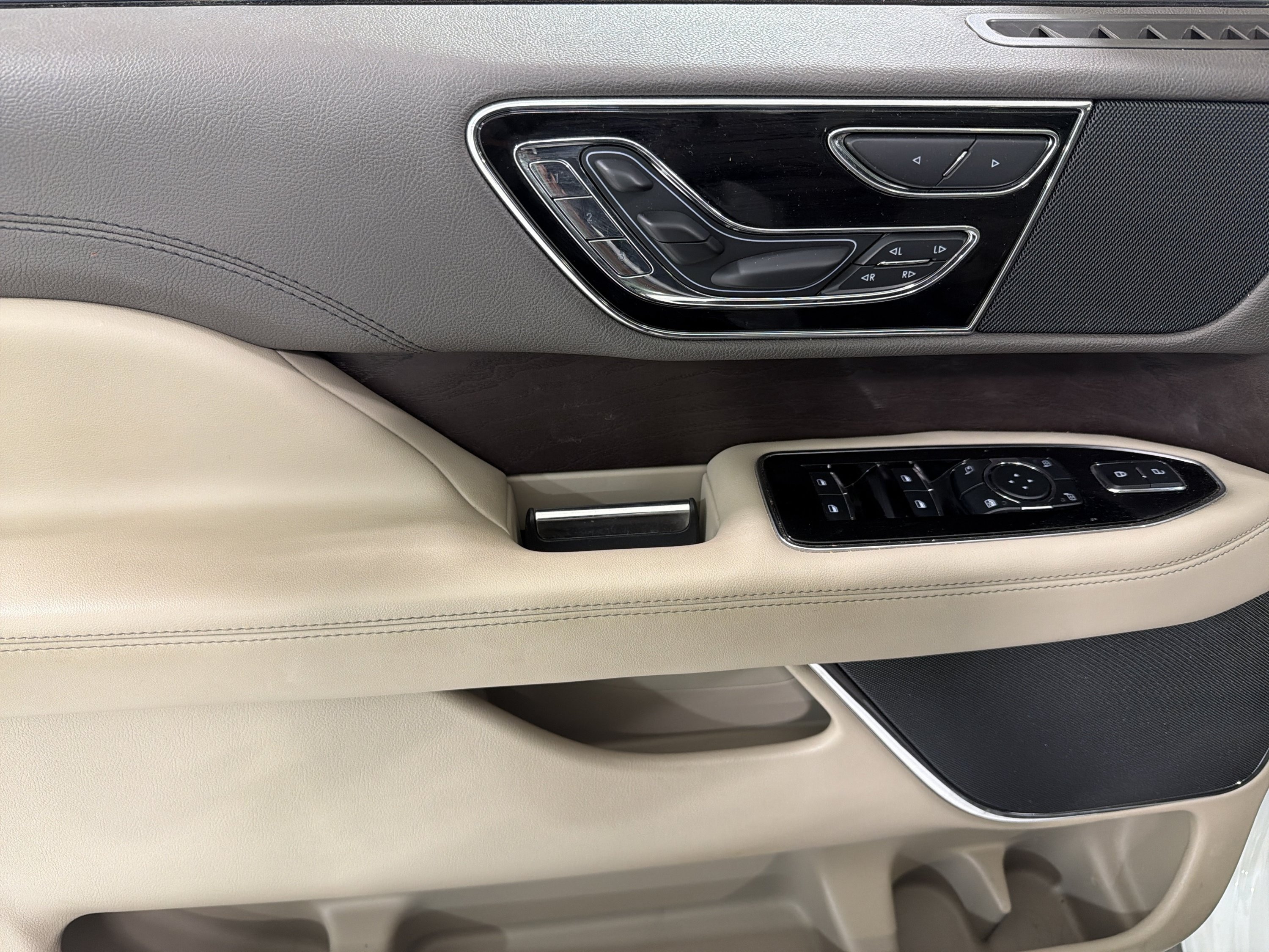 Used 2023 Lincoln Navigator Reserve AWD/4WD image 16