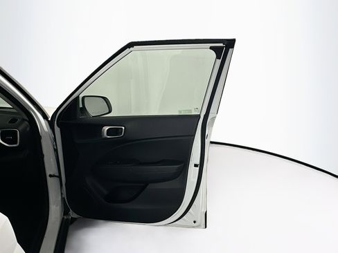 Used 2023 Hyundai Venue SEL image 32