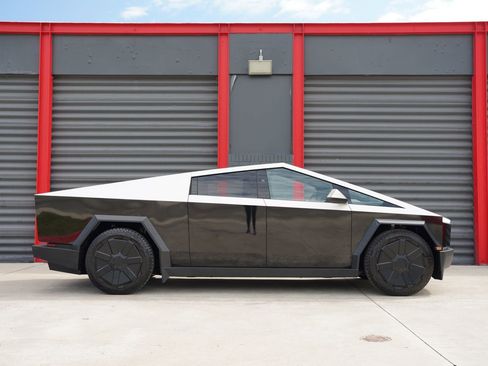 Used 2024 Tesla Cybertruck AWD Crew Cab image 7