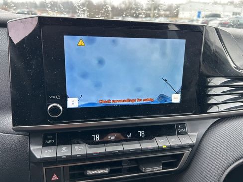 Used 2025 Toyota Camry SE image 8