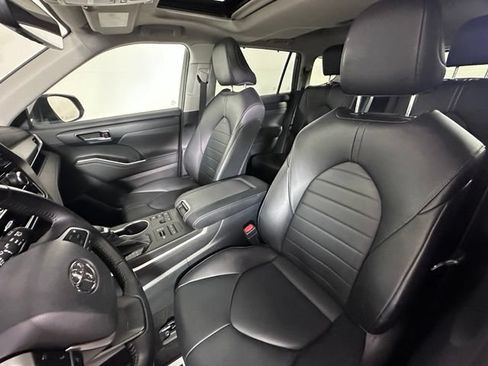 Used 2023 Toyota Highlander XLE AWD/4WD image 24