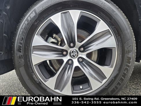Used 2022 Toyota Highlander XLE AWD/4WD image 33